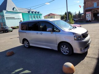 2010 Toyota Voxy II (R70), серебристый, 1700000 рублей, вид 3