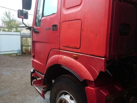 2012 Sinotruk Howo ZZ3327, красный, 1800000 рублей, вид 4