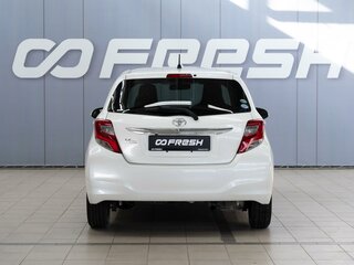 2015 Toyota Vitz III (XP130) Рестайлинг, белый, 984000 рублей, вид 4