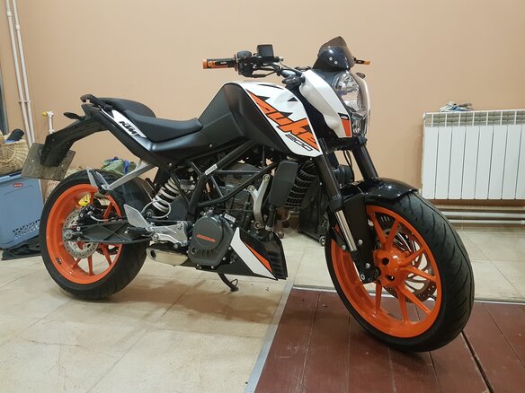 2017 KTM 200 Duke, белый - вид 2