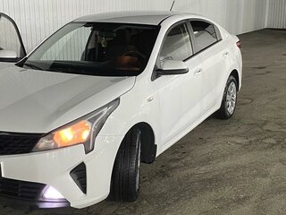 2021 Kia Rio IV Рестайлинг, белый, 1600000 рублей, вид 1