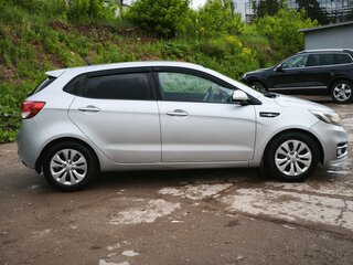 2016 Kia Rio III Рестайлинг, серебристый, 980000 рублей, вид 5