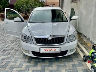 2012 Skoda Octavia II (A5) Рестайлинг, белый, 850000 рублей, вид 3