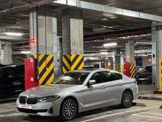 2020 BMW 5 серии 520i VII (G30/G31/G38) Рестайлинг, серебристый, 4250000 рублей, вид 2
