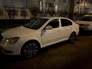 2010 Skoda Octavia II (A5) Рестайлинг, белый, 800000 рублей, вид 1