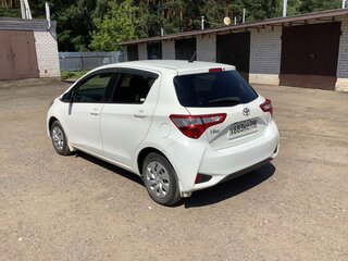 2017 Toyota Vitz III (XP130) Рестайлинг 2, белый, 860000 рублей, вид 4