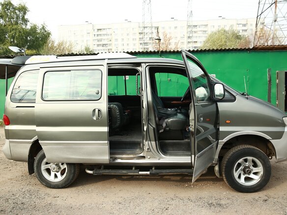 2001 Hyundai H-1 I, серый - вид 1
