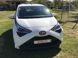 2019 Toyota Aygo II Рестайлинг, белый, 937500 рублей, вид 1