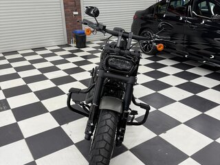 2018 Harley-Davidson Fat Bob, серый, 1790000 рублей, вид 4