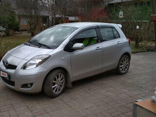 2010 Toyota Yaris II Рестайлинг, серебристый, 1500000 рублей, вид 2
