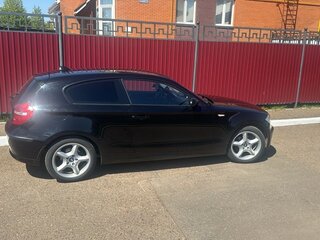 2008 BMW 1 серии 116i I (E81/E82/E87/E88) Рестайлинг, чёрный, 700000 рублей, вид 3
