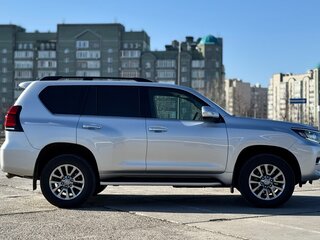 2018 Toyota Land Cruiser Prado 150 Series Рестайлинг 2, серебристый, 4600000 рублей, вид 4