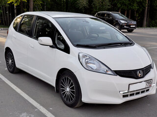 2012 Honda Jazz II Рестайлинг, белый, 700000 рублей, вид 3