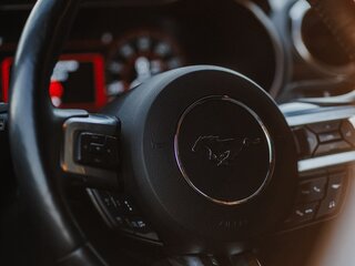 2021 Ford Mustang VI Рестайлинг, чёрный, 6190000 рублей, вид 3