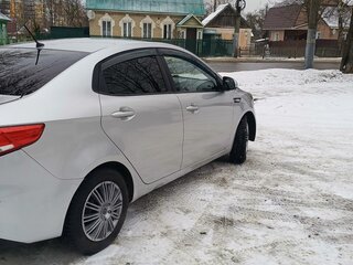 2015 Kia Rio III Рестайлинг, серебристый, 800000 рублей, вид 4