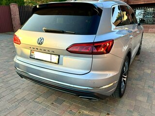 2019 Volkswagen Touareg III, серебристый, 4975422 рублей, вид 3