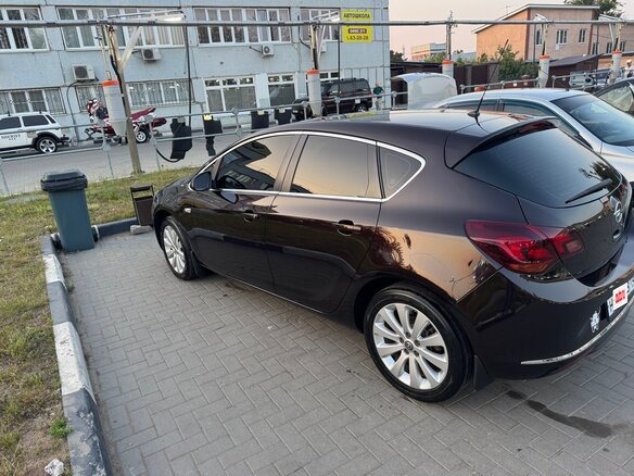 2015 Opel Astra J Рестайлинг, коричневый, 970000 рублей - вид 6