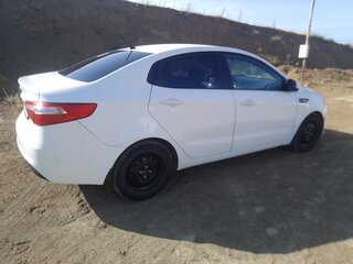 2014 Kia Rio 6-speed III, белый, 825000 рублей, вид 3