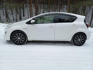 2016 Toyota Aqua I Рестайлинг, белый, 1125000 рублей, вид 4