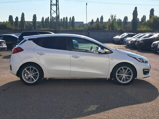 2016 Kia Ceed II Рестайлинг, белый, 855000 рублей, вид 4