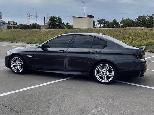 2014 BMW 5 серии 550i VI (F10/F11/F07) Рестайлинг, серый, 2800000 рублей - вид 4