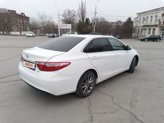 2015 Toyota Camry VII (XV50) Рестайлинг, белый, 1843000 рублей, вид 4