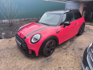 2021 Mini Hatch Cooper III (F55/F56) Рестайлинг 2, красный, 3000000 рублей, вид 1