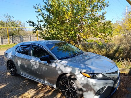 2018 Toyota Camry US Market VIII (XV70), серый, 2100000 рублей, вид 1