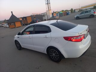 2013 Kia Rio 5-speed III, белый, 750000 рублей, вид 4