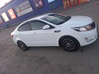 2013 Kia Rio 5-speed III, белый, 750000 рублей, вид 3