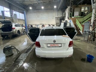 2017 Volkswagen Polo V Рестайлинг, белый, 900000 рублей, вид 4