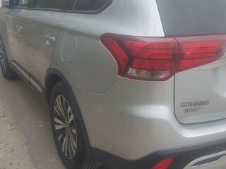 2018 Mitsubishi Outlander III Рестайлинг 3, серебристый, 2100000 рублей, вид 4