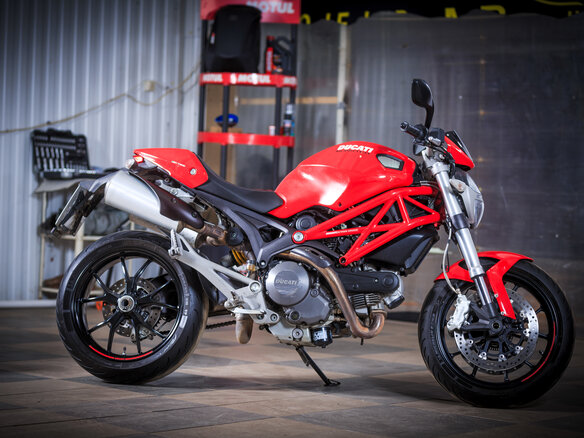 2011 Ducati Monster 796, красный - вид 3