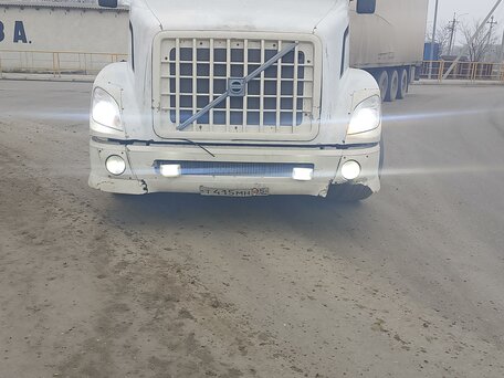 2002 Volvo VNL, белый, 1650000 рублей, вид 1