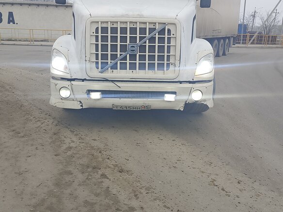 2002 Volvo VNL, белый, 1650000 рублей