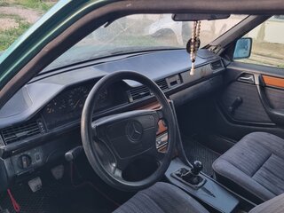 1988 Mercedes-Benz W124 230, зелёный, 255000 рублей, вид 3