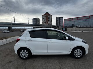 2015 Toyota Vitz III (XP130) Рестайлинг, белый, 800000 рублей, вид 1