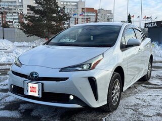 2020 Toyota Prius IV Рестайлинг (XW50), белый, 2370000 рублей, вид 3