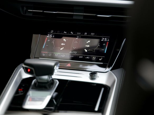 2024 Audi Q6 50 TFSI, серый, 7210000 рублей - вид 34