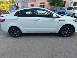 2013 Kia Rio 5-speed III, белый, 490000 рублей, вид 2