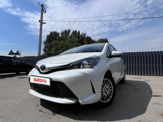 2016 Toyota Vitz III (XP130) Рестайлинг, белый, 900000 рублей, вид 4