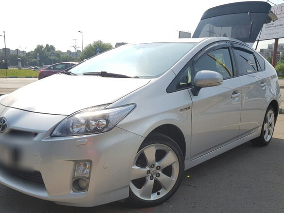 2010 Toyota Prius III (XW30), серебристый - вид 2