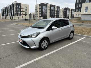 2016 Toyota Vitz III (XP130) Рестайлинг, серебристый, 890000 рублей, вид 1