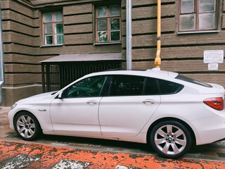 2009 BMW 5 серии Gran Turismo 550i VI (F10/F11/F07), белый, 1200000 рублей, вид 2