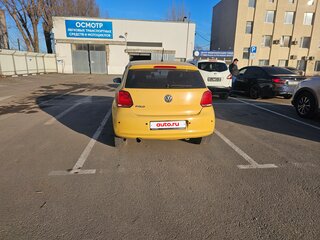 2011 Volkswagen Polo V, жёлтый, 650000 рублей, вид 4