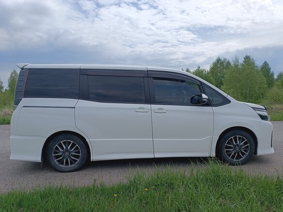 2014 Toyota Voxy III (R80), белый, 1680000 рублей - вид 2