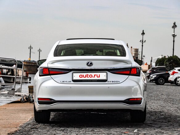 2021 Lexus ES 300h VII Рестайлинг, белый, 5150000 рублей - вид 11