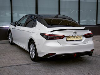 2021 Toyota Camry VIII (XV70) Рестайлинг, белый, 2328000 рублей, вид 3