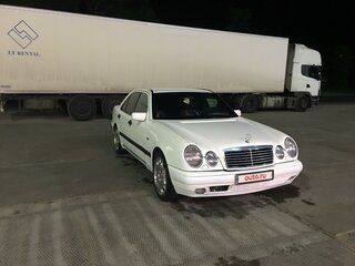 1996 Mercedes-Benz E-Класс 280 II (W210, S210), белый, 700000 рублей, вид 4