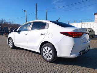 2021 Kia Rio IV Рестайлинг, белый, 1580000 рублей, вид 4